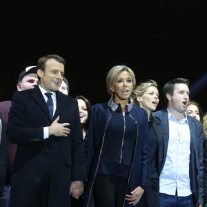 Emmanuel Macron avec sa femme Brigitte Macron (Trogneux), Tiphaine Auzière et son compagnon Antoine - Le président-élu, Emmanuel Macron, prononce son discours devant la pyramide au musée du Louvre à Paris, après sa victoire lors du deuxième tour de l'élection présidentielle le 7 mai 2017.