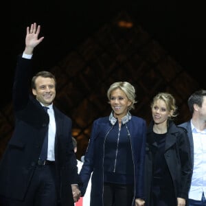Emmanuel Macron avec sa femme Brigitte Macron (Trogneux), Tiphaine Auzière et son compagnon Antoine - Le président-élu, Emmanuel Macron, prononce son discours devant la pyramide au musée du Louvre à Paris, après sa victoire lors du deuxième tour de l'élection présidentielle le 7 mai 2017.