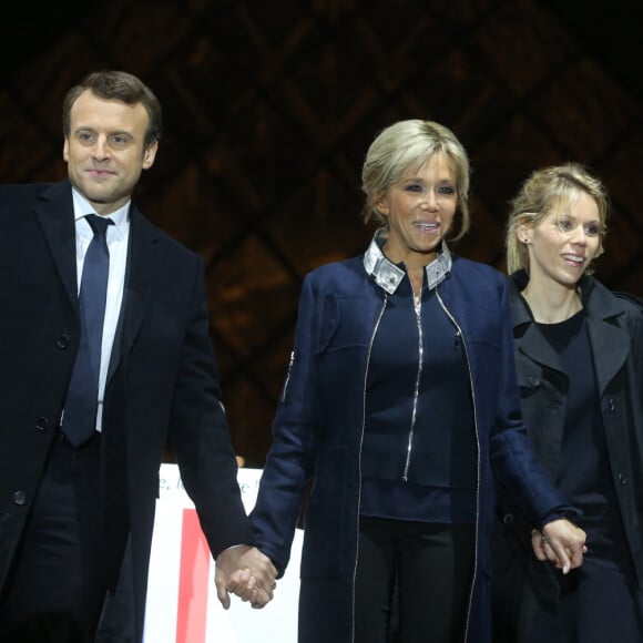 Emmanuel Macron avec sa femme Brigitte Macron (Trogneux), Tiphaine Auzière et son compagnon Antoine - Le président-élu, Emmanuel Macron, prononce son discours devant la pyramide au musée du Louvre à Paris, après sa victoire lors du deuxième tour de l'élection présidentielle le 7 mai 2017.