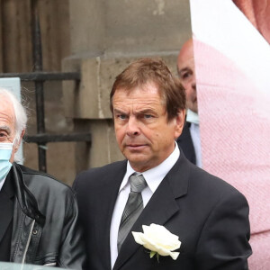 Jean-Paul Belmondo et son fils Paul Belmondo - Sorties - Hommage à Guy Bedos en l'église de Saint-Germain-des-Prés à Paris le 4 juin 2020.