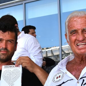 Charles Gérard, Jeff Domenech et Jean-Paul Belmondo durant le recueillement au début du match de foot de Ligue 1 Nice contre Rennes en hommage aux 85 victimes de l'attentat du 14 juillet au stade Allianz Riviera à Nice, le 14 août 2016. Pour l'occasion les joueurs des deux équipes portaient un coeur sur leur maillot, sur lequel on peut lire les noms des victimes. © Bruno Bébert/Bestimage