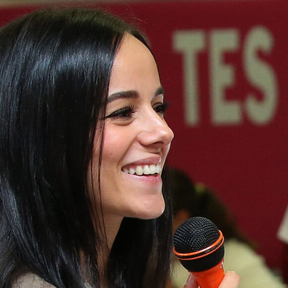 Exclusif - La chanteuse Alizée a donné de la voix pour se faire entendre des 109 élèves de 5ème qui participaient à la dictée ELA. © Olivier Sanchez/Crystal Pictures/Bestimage