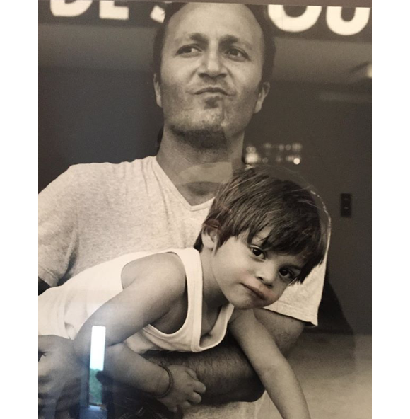 Arthur et son fils Samuel il y a quelques années. En légende d'une photo en noir et blanc où Arthur porte Sam dans ses bras, le jeune homme de 23 ans écrit : "Tu crois en mes rêves et je ne pouvais rien demander de mieux venant d'un père. Joyeuse fête papa." Cette photo a été postée le 21 juin 2020.