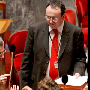 Pierre Bachelot (en cravate rouge) et sa mère Roselyne à l'Assemblée nationale, en 2019.