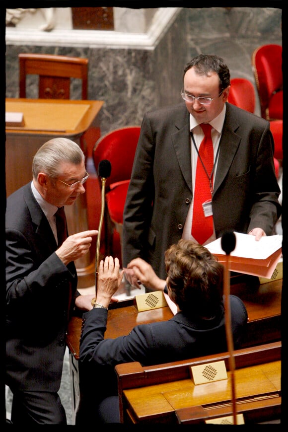 Pierre Bachelot (en cravate rouge) et sa mère Roselyne à l'Assemblée nationale, en 2019.