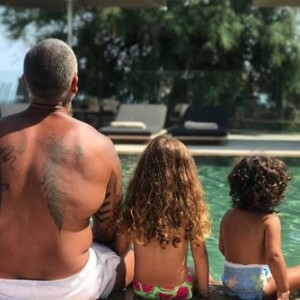 Amel Bent en vacances avec sa famille (Juillet 2019).