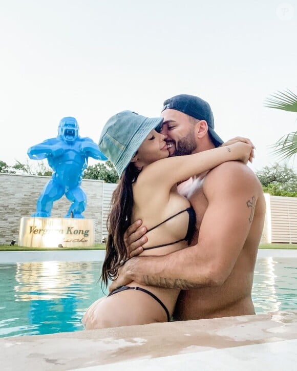 Nabilla Benattia et Thomas Vergara dans leur piscine, le 11 mai 2020