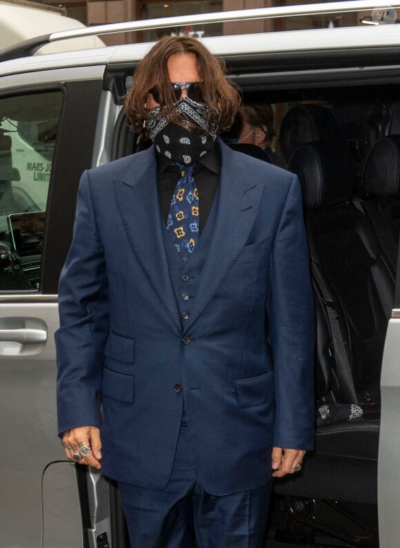 Amber Heard et Johnny Depp arrivent à la Cour Royale de justice à Londres dans le cadre d'un procès en diffamation contre le journal The Sun le 9 juillet 2020.
