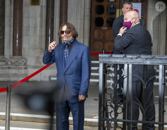 Amber Heard et Johnny Depp arrivent à la Cour Royale de justice à Londres dans le cadre d'un procès en diffamation contre le journal The Sun le 9 juillet 2020.