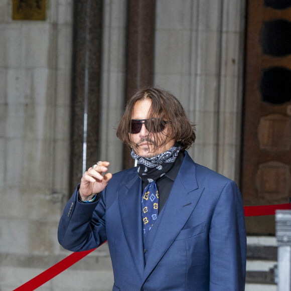 Amber Heard et Johnny Depp arrivent à la Cour Royale de justice à Londres dans le cadre d'un procès en diffamation contre le journal The Sun le 9 juillet 2020.