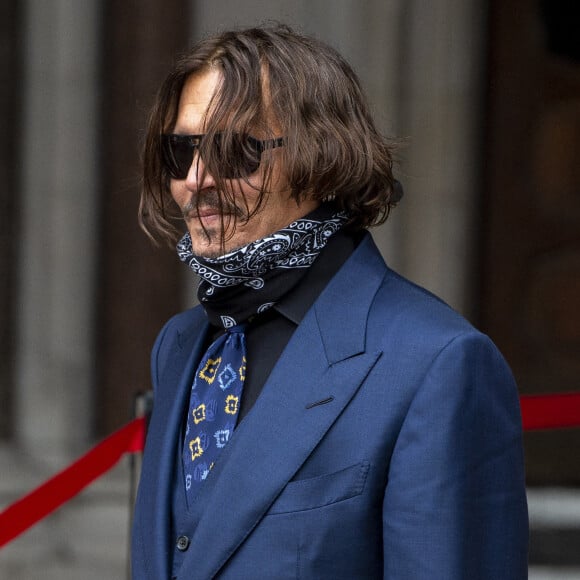 Amber Heard et Johnny Depp arrivent à la Cour Royale de justice à Londres dans le cadre d'un procès en diffamation contre le journal The Sun le 9 juillet 2020.