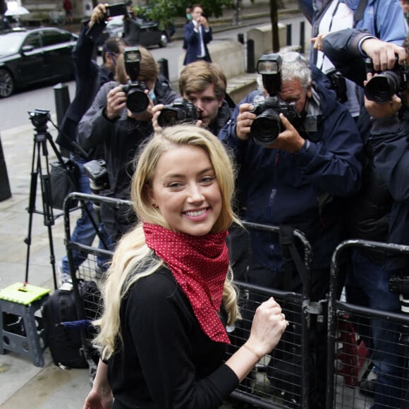 Amber Heard et Johnny Depp arrivent à la Cour Royale de justice à Londres dans le cadre d'un procès en diffamation contre le journal The Sun le 8 juillet 2020.