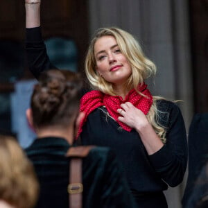 Amber Heard et Johnny Depp arrivent à la Cour Royale de justice à Londres dans le cadre d'un procès en diffamation contre le journal The Sun le 8 juillet 2020.