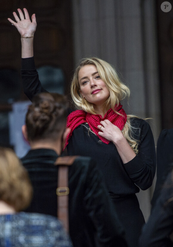 Amber Heard et Johnny Depp arrivent à la Cour Royale de justice à Londres dans le cadre d'un procès en diffamation contre le journal The Sun le 8 juillet 2020.