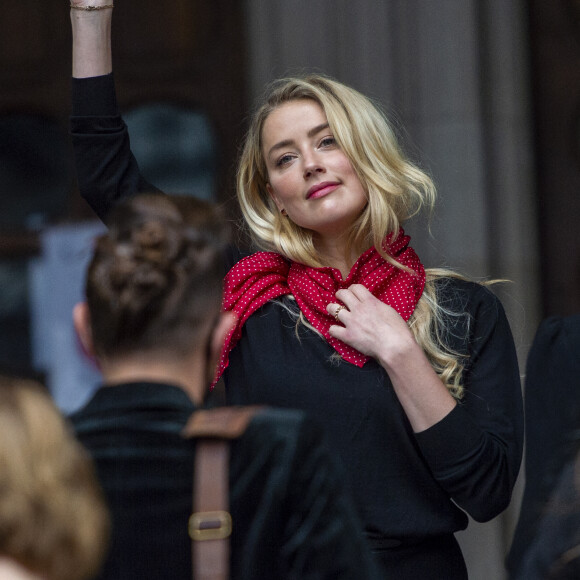 Amber Heard et Johnny Depp arrivent à la Cour Royale de justice à Londres dans le cadre d'un procès en diffamation contre le journal The Sun le 8 juillet 2020.