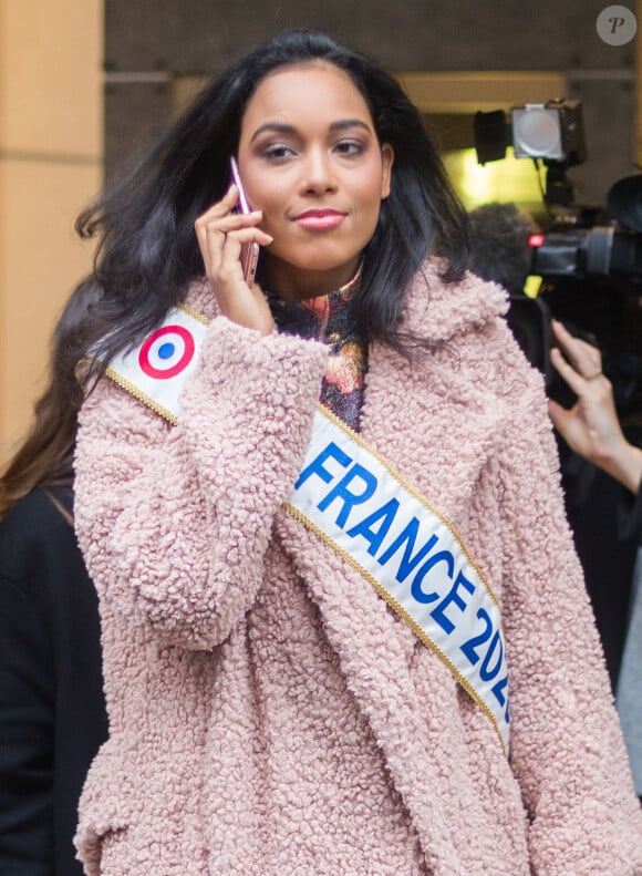 Exclusif - Clémence Botino (Miss France 2020) quitte le siège du groupe Figaro à Paris le 16 décembre 2019.