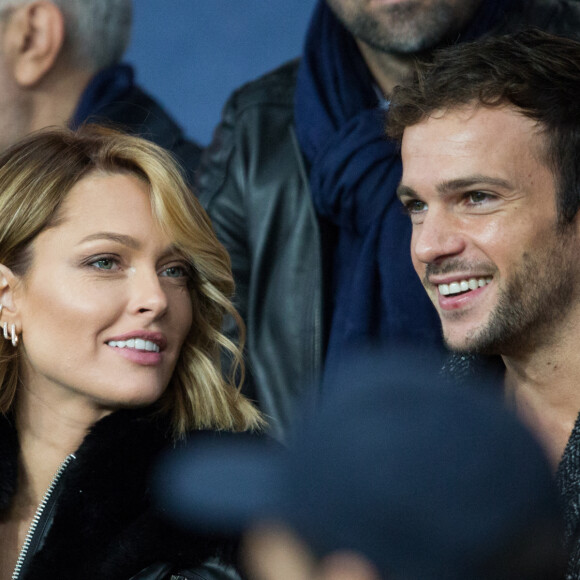 Caroline Receveur et son compagnon Hugo Philip dans les tribunes lors du match de Ligue 1 "PSG - OM (4-0)" au Parc des Princes, le 27 octobre 2019. © Cyril Moreau/Bestimage