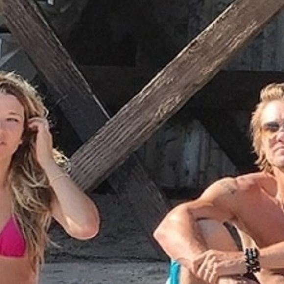 Exclusif - L'acteur Chad Michael Murray torse nu montrant ses muscles et ses abdos avec sa femme Sarah Roemer et leurs enfants à Malibu. Le 9 juillet 2020.