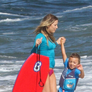Exclusif - L'acteur Chad Michael Murray torse nu montrant ses muscles et ses abdos avec sa femme Sarah Roemer et leurs enfants à Malibu. Le 9 juillet 2020.