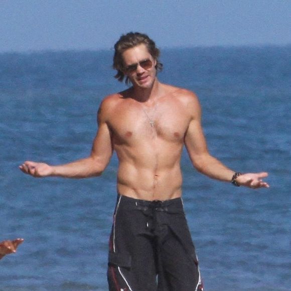 Exclusif - L'acteur Chad Michael Murray torse nu montrant ses muscles et ses abdos avec sa femme Sarah Roemer et leurs enfants à Malibu. Le 9 juillet 2020.