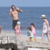 Exclusif - L'acteur Chad Michael Murray torse nu montrant ses muscles et ses abdos avec sa femme Sarah Roemer et leurs enfants à Malibu. Le 9 juillet 2020.