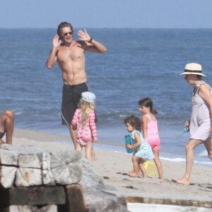 Exclusif - L'acteur Chad Michael Murray torse nu montrant ses muscles et ses abdos avec sa femme Sarah Roemer et leurs enfants à Malibu. Le 9 juillet 2020.