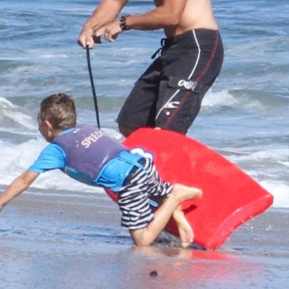 Exclusif - L'acteur Chad Michael Murray torse nu montrant ses muscles et ses abdos avec sa femme Sarah Roemer et leurs enfants à Malibu. Le 9 juillet 2020.