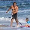 Exclusif - L'acteur Chad Michael Murray torse nu montrant ses muscles et ses abdos avec sa femme Sarah Roemer et leurs enfants à Malibu. Le 9 juillet 2020.