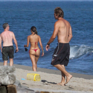 Exclusif - L'acteur Chad Michael Murray torse nu montrant ses muscles et ses abdos avec sa femme Sarah Roemer et leurs enfants à Malibu. Le 9 juillet 2020.