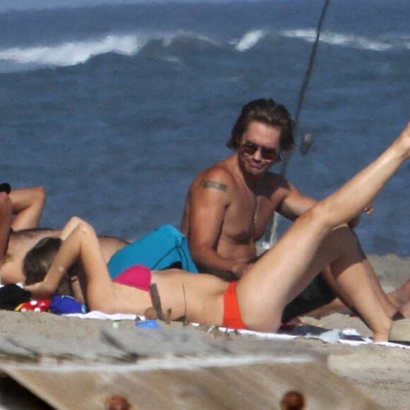 Exclusif - L'acteur Chad Michael Murray torse nu montrant ses muscles et ses abdos avec sa femme Sarah Roemer et leurs enfants à Malibu. Le 9 juillet 2020.