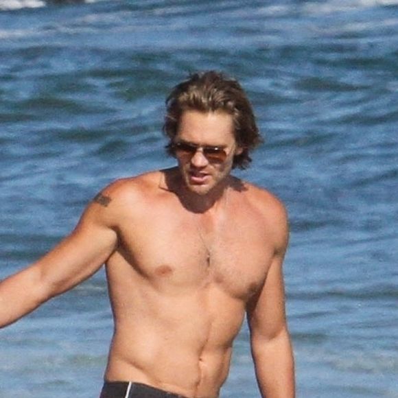 Exclusif - L'acteur Chad Michael Murray torse nu montrant ses muscles et ses abdos avec sa femme Sarah Roemer et leurs enfants à Malibu. Le 9 juillet 2020.