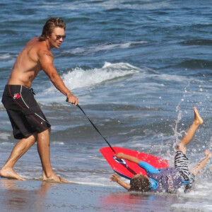 Exclusif - L'acteur Chad Michael Murray torse nu montrant ses muscles et ses abdos avec sa femme Sarah Roemer et leurs enfants à Malibu. Le 9 juillet 2020.