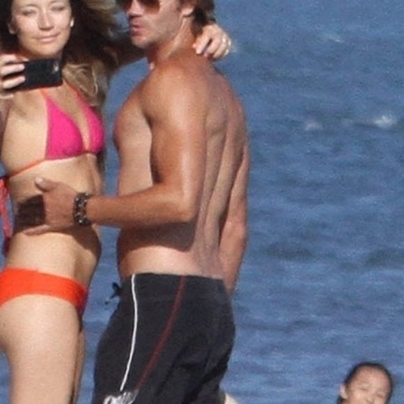 Exclusif - L'acteur Chad Michael Murray torse nu montrant ses muscles et ses abdos avec sa femme Sarah Roemer et leurs enfants à Malibu. Le 9 juillet 2020.