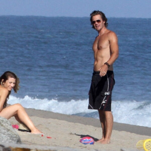 Exclusif - L'acteur Chad Michael Murray torse nu montrant ses muscles et ses abdos avec sa femme Sarah Roemer et leurs enfants à Malibu. Le 9 juillet 2020.