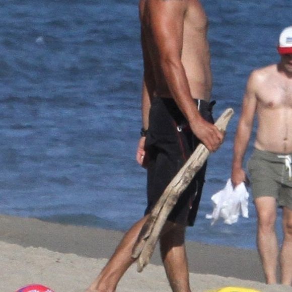 Exclusif - L'acteur Chad Michael Murray torse nu montrant ses muscles et ses abdos avec sa femme Sarah Roemer et leurs enfants à Malibu. Le 9 juillet 2020.
