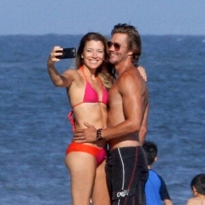Exclusif - L'acteur Chad Michael Murray torse nu montrant ses muscles et ses abdos avec sa femme Sarah Roemer et leurs enfants à Malibu. Le 9 juillet 2020.