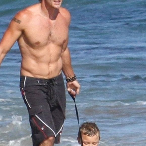 Exclusif - L'acteur Chad Michael Murray torse nu montrant ses muscles et ses abdos avec sa femme Sarah Roemer et leurs enfants à Malibu. Le 9 juillet 2020.
