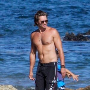 Exclusif - L'acteur Chad Michael Murray torse nu montrant ses muscles et ses abdos avec sa femme Sarah Roemer et leurs enfants à Malibu. Le 9 juillet 2020.