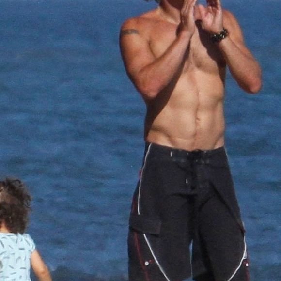 Exclusif - L'acteur Chad Michael Murray torse nu montrant ses muscles et ses abdos avec sa femme Sarah Roemer et leurs enfants à Malibu. Le 9 juillet 2020.