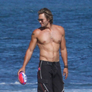 Exclusif - L'acteur Chad Michael Murray torse nu montrant ses muscles et ses abdos avec sa femme Sarah Roemer et leurs enfants à Malibu. Le 9 juillet 2020.