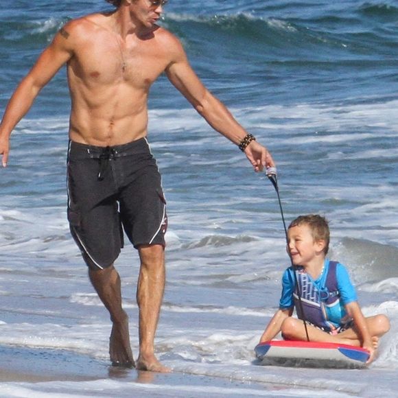 Exclusif - L'acteur Chad Michael Murray torse nu montrant ses muscles et ses abdos avec sa femme Sarah Roemer et leurs enfants à Malibu. Le 9 juillet 2020.