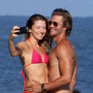 Exclusif - L'acteur Chad Michael Murray torse nu montrant ses muscles et ses abdos avec sa femme Sarah Roemer et leurs enfants à Malibu. Le 9 juillet 2020.