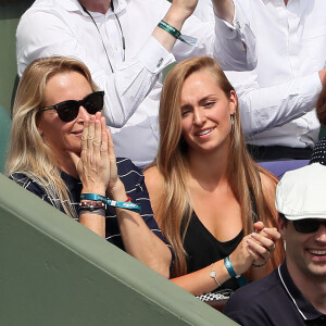 Estelle Lefebure et sa fille Emma Smet dans les tribunes des internationaux de tennis de Roland Garros à Paris, France, le 6 juin 2018. © Cyril Moreau/Bestimage