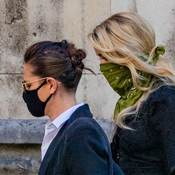 Amber Heard et sa compagne Bianca Butti arrivent, main dans la main, à la Cour royale de justice à Londres, pour le procès en diffamation contre le magazine "The Sun Newspaper". Le 10 juillet 2020. © Vedat Xhymshiti / Zuma Press / Bestimage