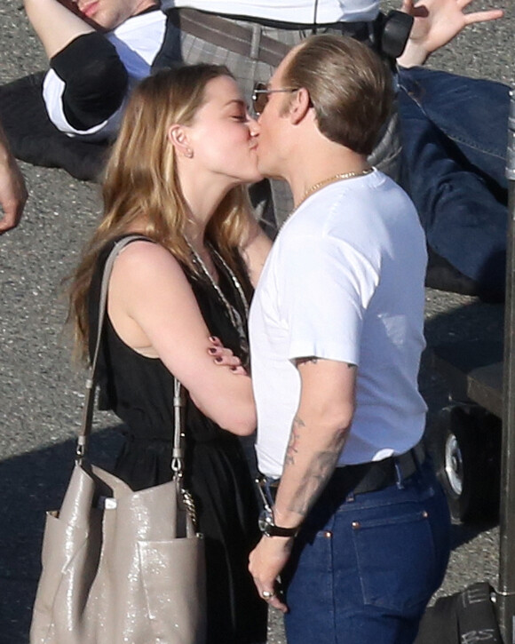 Johnny Depp échange un baiser avec sa fiancée Amber Heard sur le tournage du film "Black Mass" à Boston, le 2 juin 2014.