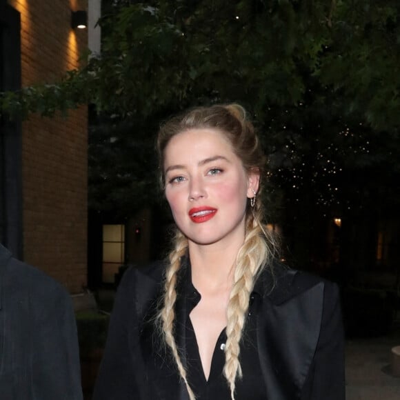 Exclusif - Amber Heard et sa compagne Bianca Butti arrivent main dans la main à leur hôtel à Londres le 15 juillet 2020.