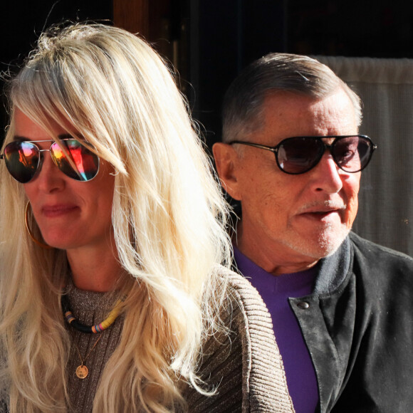 Laeticia Hallyday sort du restaurant de Cyril Lignac "Le Bar des Prés" où elle a déjeuné avec Jean-Claude Camus et sa fille Isabelle à Paris le 9 octobre 2018.