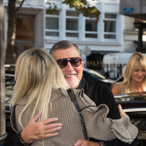 Laeticia Hallyday arrive à un rendez-vous chez son avocat Maître Ardavan Amir-Aslani avenue Montaigne à Paris le 9 octobre 2018.