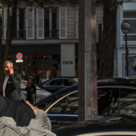 Laeticia Hallyday arrive à un rendez-vous chez son avocat Maître Ardavan Amir-Aslani avenue Montaigne à Paris le 9 octobre 2018.