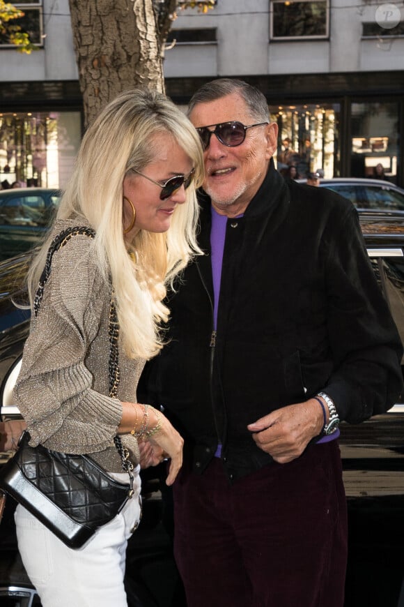 Laeticia Hallyday arrive à un rendez-vous chez son avocat Maître Ardavan Amir-Aslani avenue Montaigne à Paris le 9 octobre 2018.